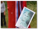 Hier haben mglicherweise Angehrige des amerikanischen Soldaten Daniel Morris ein Andenken angebracht. Er ist hier in den letzten Kriegstagen gefallen. Im Internet ist nur ein Hinweis zu finden:  http://www.fieldsofhonor-database.com/index.php/en/american-war-cemetery-margraten-m/64352-morris-daniel-t